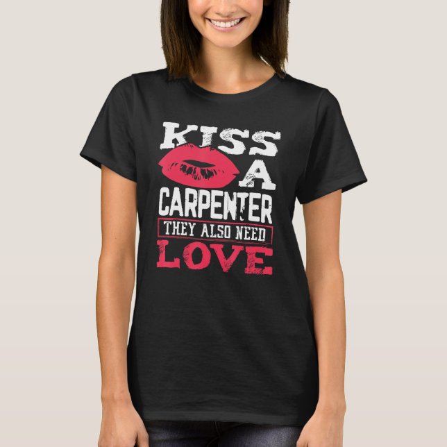 Carpentry Kiss A Carpenter Also Need Love Carpente T Shirt (Framsida)