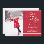Carte Photo de Vacances | Paix et la Joie en Rouge Julkort<br><div class="desc">Une carte de voeux élégant et contemporain dispose d'un écran vertical de photo et "Paix et Joie" dans une police de script décoratif sur le devant,  et un motif de rayures diagonales sur le dos. Couleurs rouge et blanche de conception.</div>