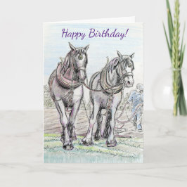 Carthorses som plöjer fältfödelsedag kort