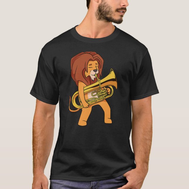 Cartoon lion playing euphonium t shirt (Framsida)