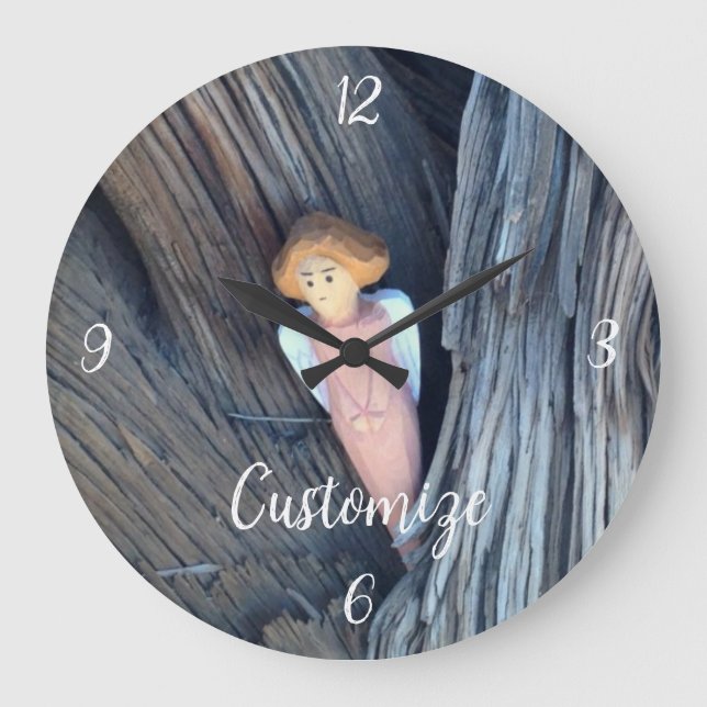 Carved angel i träd Thunder Cove Stor Klocka (Framsida)