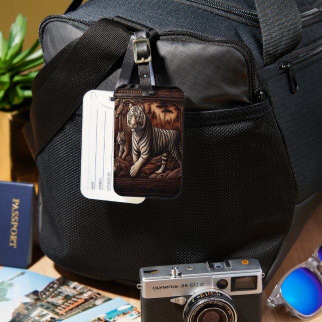 Carved Bengal Tigers in Forest Bagagebricka (Framsida & Baksida)