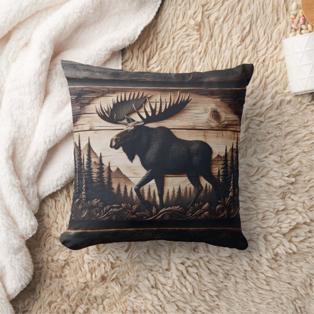 Carved Moose Design in Forest Setting Kudde (Filt)