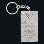Carved Sweethearts Träd Sister of the Groom Quote<br><div class="desc">Carved Sweethearts Rustic Birch Wood med Åldras Grått & Benvita Birch Träd Bark Design, och ett plågat patinasjöt utseende. Den regenererade lummerkonstruktionen har parets initialer som är inkapslad i hjärtformen i träd. Dessutom kan du använda tryckt typografi land chic typsnitt, tillsammans med ett handskriftsteckensnitt för elegant vintage. Utformningen är perfekt...</div>