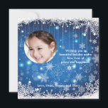 Cascading Snöflingor Photo Helgdag Card Julkort<br><div class="desc">En enastående blå och vit design med snöflingan gräns, kaskadande snöflingor och ett runt fönster bild för ditt favoritfoto. Perfekt som helgdag- eller vinterkort födelsedagsfest inbjudan. Kortet är enkelt att anpassa med text, teckensnitt, teckensnitt färg och val av sex pappra typer. Inte exakt vad du är tittar för? Alla våra...</div>