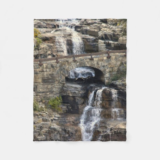 Cascading Through Stone Fleecefilt (Framsidan)