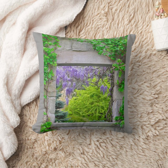 "CASCADING WISTERIA GENOM ÖPPET FÖNSTER" KUDDE (Filt)