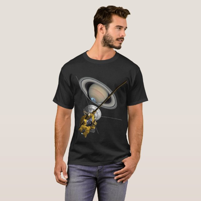 Cassini Huygens på Saturn Tee Shirt (Hel framsida)