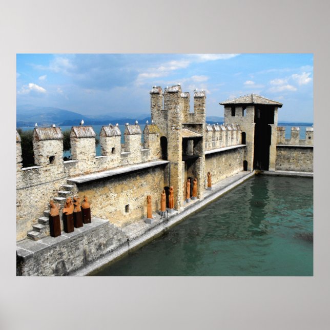 Castle at Sirmione, Sjö Garda, Italien Poster (Framsidan)
