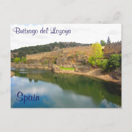 Castle Walls som omger en liten by i Spanien Vykort
