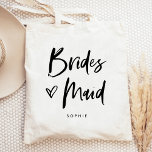 Casual Script | Chic Enkel Bridesmaid Gift Tygkasse<br><div class="desc">Den här presentsäcken i snyggt och chic brudens sida har modern,  avslappnad svart manustypografi som säger "Bridesmaid" och ett trendig skrivet hjärta,  med namn i enkel fetstil. Perfekt elegant bröllop-gåvan till hela bröllopsfesten.</div>