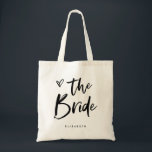 Casual Script | Enkel Chic Tygkasse<br><div class="desc">Den här presentsäcken i snyggt och chic brudens sida har modern,  avslappnad svart manustypografi som säger "Bride" och ett trendig skrivet hjärta,  med namn i enkel fetstil. Perfektens elegant är en viktig gåva till den nya bruden.</div>