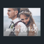 Casual Script | Meddelande om fotoexpansion Vykort<br><div class="desc">Detta enkla och moderna vykort för utlysning av bröllop-affären har ett personligt foto av bröllop på framsidan, med ord "vi binder knuten till knuten" i avslappnad, vitt handskript. På baksidan av kortet finns det utrymme för att antingen gå in närmare på din e-postinformation, eller ge information om en efter bröllopsmottagning...</div>