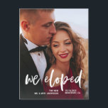 Casual Script | Två meddelanden om fotoexpansion Vykort<br><div class="desc">Detta enkla och moderna vykort för utlysning av bröllop-affären har ett personligt foto av bröllop på framsidan, med ord "vi hoppade" i avslappnad, vitt handskript. På baksidan av kortet finns det utrymme för att antingen gå in närmare på din e-postinformation, eller ge information om en efter bröllopsmottagning eller firande. En...</div>