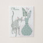 Cat and Boho Flowers Teckning Personlig Pussel<br><div class="desc">Söt teckning av en grått kattunge som står bredvid ett vackert vas av blommor och växter i jorden,  personlig med ditt namn.</div>