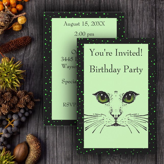 Cat Ansikte Grönt Ögon Whiskers på Grönt Polka dot Inbjudningar (Cat Face Green eyes whiskers black green dotted border on light green birthday party invitations.)