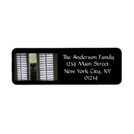 Cat Behind Shutters black/white returadress Etikett