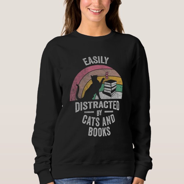 Cat Book Retro Easily Distracted by Cats And Books T Shirt (Framsida)