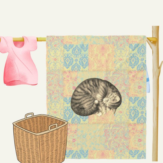 Cat curled up sleeping on quilt cute cozy fleecefilt (Skapare uppladdad)
