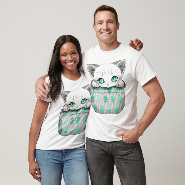 Cat Cute och Playful peading från en Pocket T Shirt (Unisex)