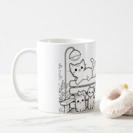 Cat dam med sina katter på en bänk kaffemugg