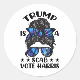 Cat Dam Messy Bun Funny Trump är en Staxi Vote Ha Runt Klistermärke