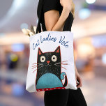 Cat Dam Vote Script Feminist Rustic Fet Cute Tygkasse<br><div class="desc">"Cat dam röstar". Var stolt och när du går och shoppar med den här söta, roligt, grafik, feministiska väskan. En söt rustik land-kattillustration i svart, rött, vitt och turkosblått och marinblått manustypografi täcker över en vit bakgrund. Bevisa att Vance har fel, stolt firar att hon är en feministisk kvinna och...</div>