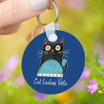 Cat Dam Vote Script Rustic Cute Bold Val Nyckelring<br><div class="desc">"Cat dam röstar". Var stolt och med ditt stöd för Kamala Harris med den här söta, roligt, grafik, patriotiska nyckelkedjan. En söt rustik land-kattillustration i svart, rött, vitt och turkotiskt blått och vitt handskrivet manustypografi täcker över en marin blå bakgrund. Välj mellan små och stora storlekar samt både fyrkantiga och...</div>