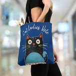 Cat Dam Vote Script Rustit Feminist Cute Bold Tygkasse<br><div class="desc">"Cat dam röstar". Var stolt och när du går och shoppar med den här söta, roligt, grafik, feministiska väskan. En söt rustik land-kattillustration i svart, rött, vitt och turkotiskt blått och vitt handskrivet manustypografi täcker över en marin blå bakgrund. Bevisa att Vance har fel, stolt firar att hon är en...</div>