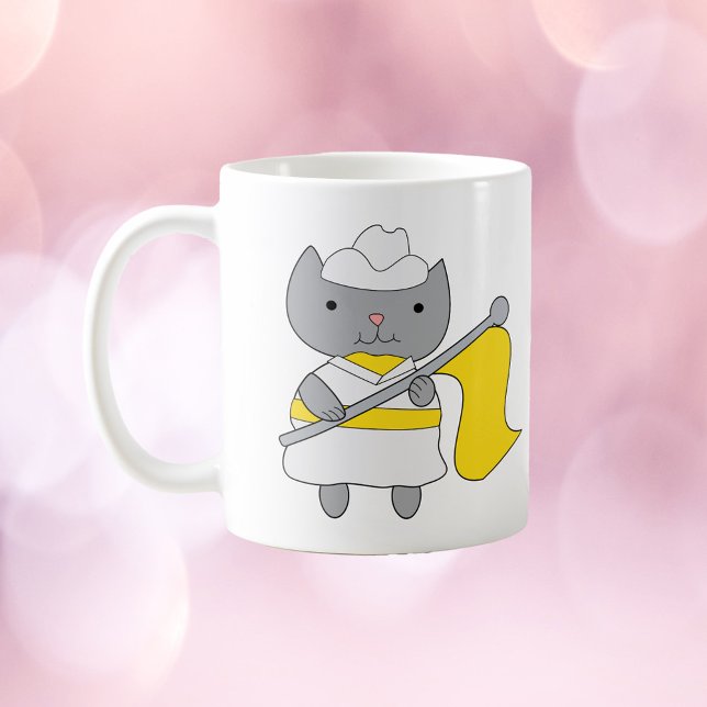 Cat Färg Guard Gult och White Kaffemugg (A mug with a gray cat in a yellow and white color guard uniform)