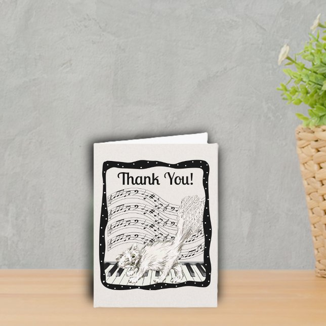 Cat Fluffy Svan på Piano Nycklar Black White Dots Tack Kort (White cat fluffy tail on piano music note bars wavy black frame on white Thank You cards.)