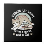 Cat Illustration från bok Älskare - Uppskurna och  Kakelplatta<br><div class="desc">Snuffa upp med vår "Curled Up with a Bok and a Cat"-design! Perfekt för t-tröjor,  tillbehör och hemdekoration. Perfekt för bokmaskar och kattälskare som har ett fredligt lässvamp. Den här designen lägger till en liten bit kattdjur till din samling.#CozyReading #CatArt #KawaiiCats #FelineRelaxation #ReadingAssion #Bookworm #ReadingTime #Bookish</div>