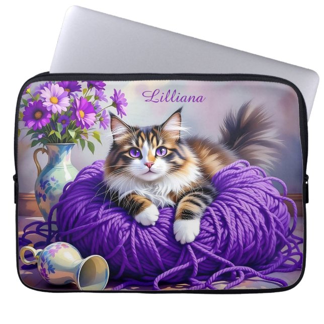 Cat  in Purple Yarn and Flowers Personalized Laptop Fodral (Framsidan)