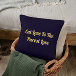 Cat Kärlek Purest Personlig Cute Funny Navy Blue Kudde<br><div class="desc">Öka din infallsvinkel med "Cat Kärlek Purest Personlig Cute Funny Quote Navy Blue Dekorativ kudde". Perfekt för kattälskare, den här charmerande kudden ger humor och värme till alla utrymmen. Mysigt och snyggt, det är ett måste-ha för varje kattdjur fläkt. Köp nu! Använda designen verktyg för att anpassa stil med precision....</div>