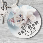 Cat Mamma Personlig Pet Photo Nyckelring<br><div class="desc">Bästa Kat Mamma någonsin-Personligens fotonyckelkedja. Den här nyckelkedjan "Best Cat Mamma någonsin" i anpassningsbarna är en hjärtslitande hjärtefråga för vilken kattälskare som helst, designad för att fira det unika bandet mellan henne och hennes vän i håriget. Med fet, modern typografi på en mjuk vit, blå grått-bakgrund och hjärtaccenter får du...</div>