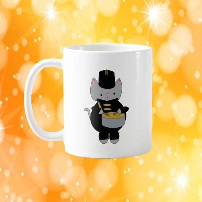 Cat Marching Band Snare Drum Black Guld Kaffemugg (A mug featuring a cat playing the snare drum in a black & gold marching band uniform.)