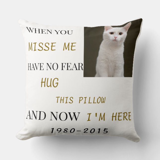 Cat Memorial Pillow – Forever in Our Hearts Kudde (Framsida)