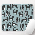 Cat Mönster Blue Musmatta<br><div class="desc">Cute Black and white tuxedo-katter som gör affärer. En roligt mönster mot en mittbotten av tealen,  perfekt för djur och djurälskare. Katt kärlek en mus. Originalkonst av Nic Squirrell.</div>