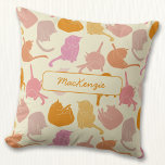 Cat Mönster Rosa Orange Personalize Kudde<br><div class="desc">Roligt modern katt mönster i rosa och orange på krämbakgrund. Perfekt för djur älskare. Originalkonst av Nic Squirrell. Ändra namn för att anpassa sig.</div>