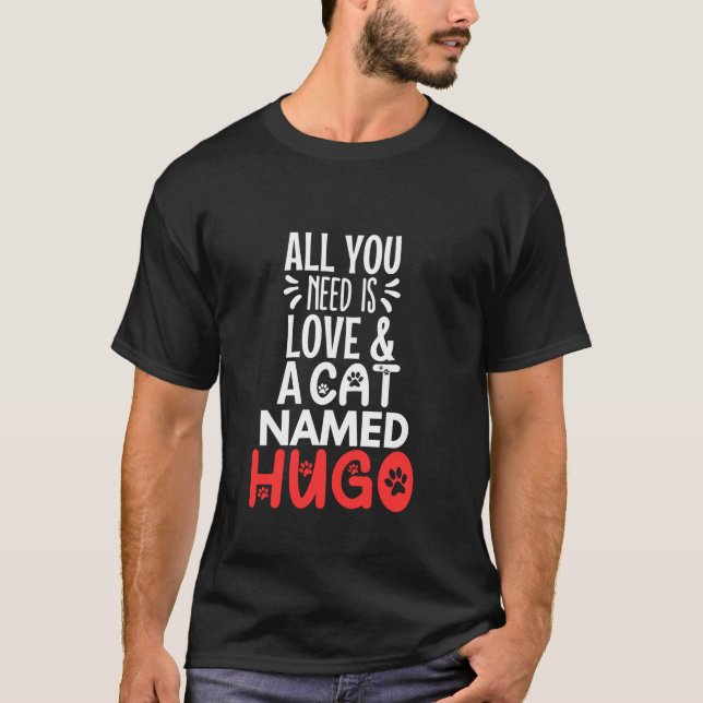 Cat Namn Hugo Design Allt du behöver är Kärlek T Shirt (Framsida)