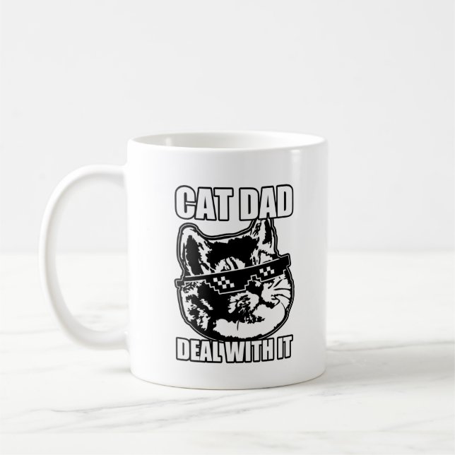 Cat Pappa tar hand om den tunga bröstkorgen Kaffemugg (Vänster)
