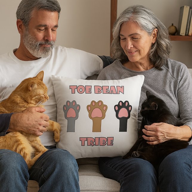 Cat Paws Toe Bean Tribe Kudde (A throw pillow with three cat paws and the words toe bean tribe.)