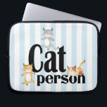 Cat Person Whimsical Kattunge på Rand Laptop Fodral<br><div class="desc">För kattälskare överallt har den här visuella designen att dansa kattunge över fetstilt och en ljusblå och vit randig bakgrund. Skydda din bärbara dator eller Tablet PC-enhet i stil.</div>
