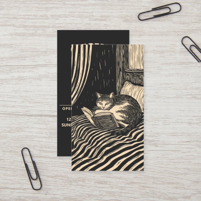 cat reading in bed visitkort (Fram/Back In Situ)