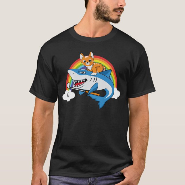 Cat Riding Shark som spelar golf med regnbågsgrafi T Shirt (Framsida)
