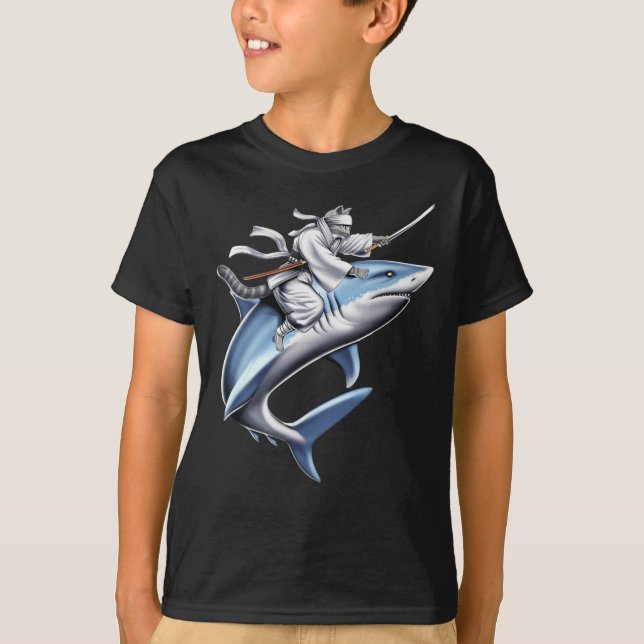 Cat Samurai Ninja Riding Shark T Shirt (Framsida)