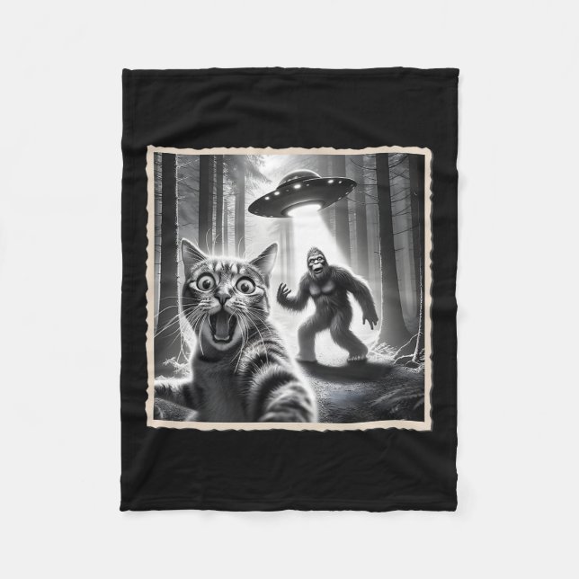 Cat Selfie med Bigfoot och Ufo funny Sasquatch Ca Fleecefilt (Framsidan)