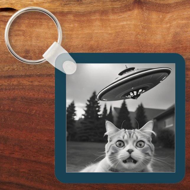 Cat Selfie UFO Keychain Funny Alien Abduction Nyckelring (Framsida)