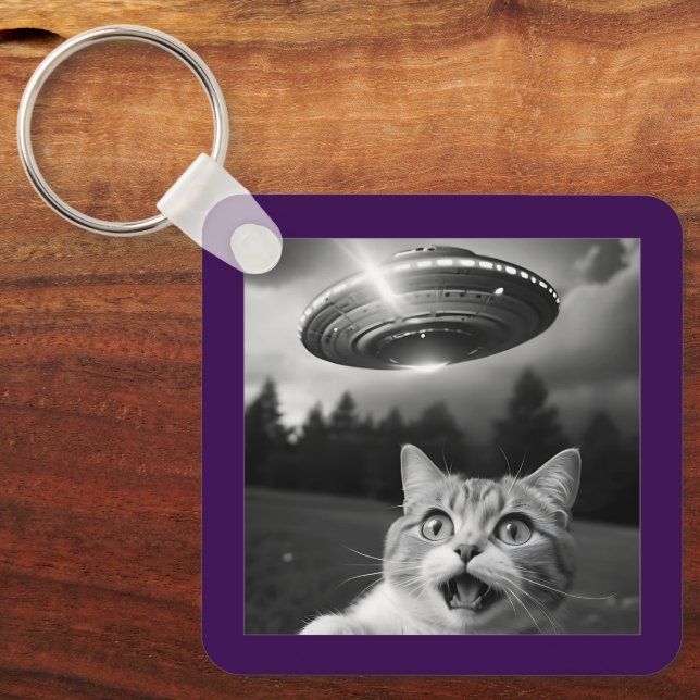 Cat Selfie UFO Keychain Funny Alien Abduction Nyckelring (Framsida)