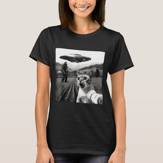 Cat Selfie With Alien Ufo Funny Cat Alien Bigfoot  T Shirt (Framsida)
